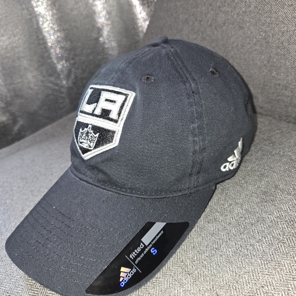 Los Angeles Kings NHL Adidas Team Logo Black Fitted Slouch Cap Hat New - Picture 7 of 7